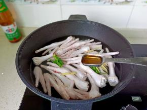 加料酒两勺，开大火焯水。