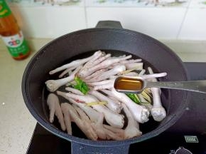 加料酒两勺，开大火焯水。