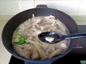 焯水时把表面浮沫撇去。