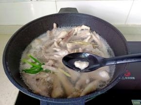 焯水时把表面浮沫撇去。