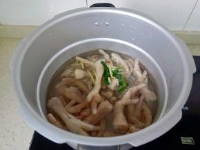 焯好水的鸡爪洗干净放入高压锅，加上葱段，生姜盖上盖子压5分钟。