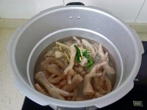 焯好水的鸡爪洗干净放入高压锅，加上葱段，生姜盖上盖子压5分钟。