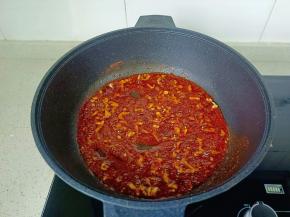 锅里放蒜末，辣椒粉炒香。