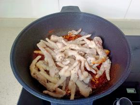 放入压好的鸡爪。