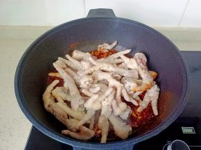 放入压好的鸡爪。