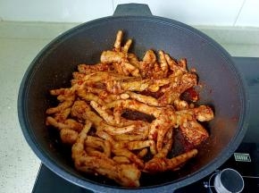 开大火快速翻炒均匀。