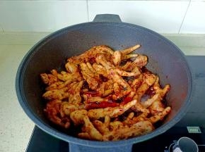 加上生抽两勺，蚝油两勺，老抽一勺。