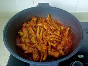 待煮到汤汁差不多时，开大火收汁，撒韭菜末即可出锅。