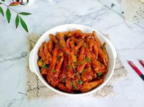 香辣开胃的脱骨鸡爪。