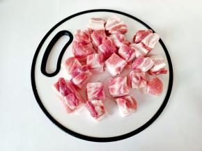 五花肉切成麻将块大小。