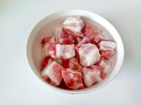 碗里放上清水，加一勺盐拌均匀后放入五花肉浸泡出血水与杂质。