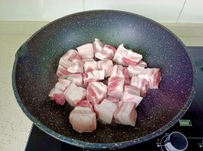 锅里油热倒入五花肉煸炒【浸泡好的五花肉记得控干水分】