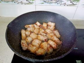 开大火将五花肉煎至两面金黄【将五花肉的油脂煸炒出来】