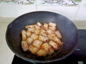 开大火将五花肉煎至两面金黄【将五花肉的油脂煸炒出来】