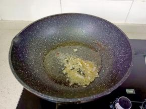 锅里放适量的油，放冰糖炒出糖色。