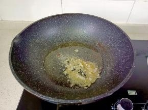 锅里放适量的油，放冰糖炒出糖色。