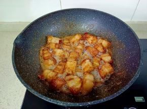 炒糖色迅速放了五花肉翻炒。