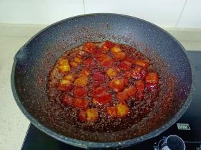 加上生抽两勺、老抽一勺开大火翻炒均匀，加适量的开水炖煮。