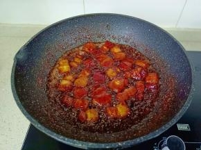 加上生抽两勺、老抽一勺开大火翻炒均匀，加适量的开水炖煮。