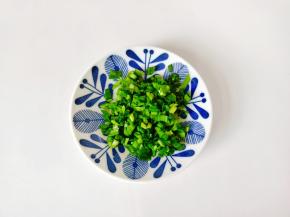 韭菜洗净，切成小丁。