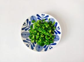 韭菜洗净，切成小丁。