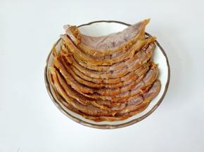 卤牛肉切片备用。