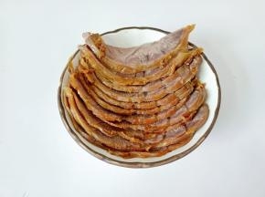 卤牛肉切片备用。