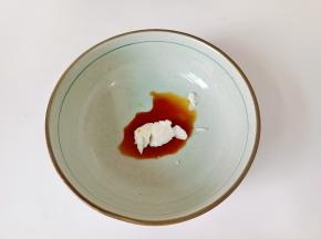 碗里加上生抽一勺，猪油一勺。
