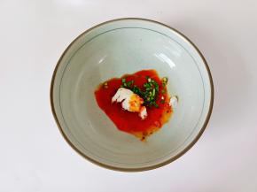 放上一勺辣椒酱。