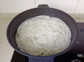 锅里水开放入米粉。