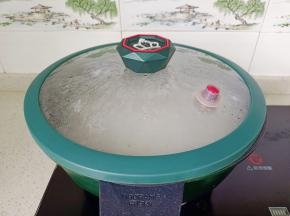 盖上盖子开大火煮。