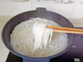 大约煮一分钟左右捞出。