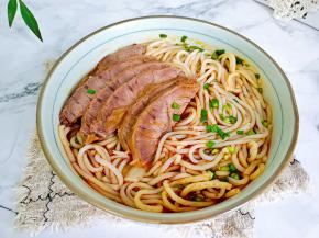 米粉劲道爽滑，早餐五分钟完成。