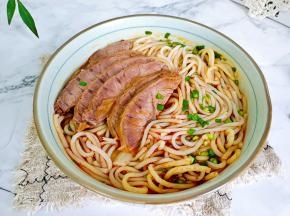 米粉劲道爽滑，早餐五分钟完成。