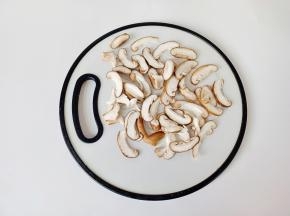 香菇清洗干净后切成薄片。