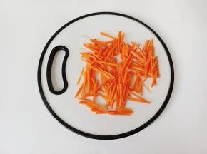 胡萝卜削皮后切片，再切成细丝。