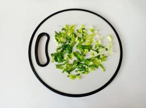 油菜切成小丁。