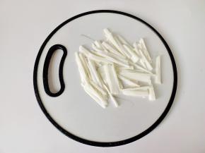 带到手套给山药削皮，再切成细丝。