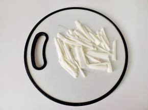 带到手套给山药削皮，再切成细丝。