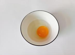 碗里打入一个鸡蛋。