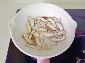 热锅热油放入香菇煸炒。