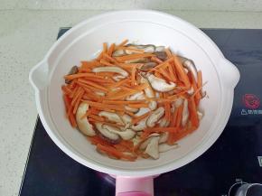 再加入胡萝卜丝翻炒之断生。