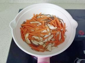 再加入胡萝卜丝翻炒之断生。
