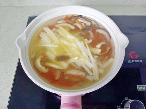 加入适量的清水开大火煮开。