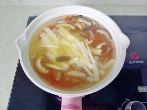 加入适量的清水开大火煮开。