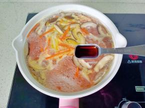 加生抽与盐调味。