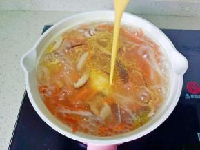 淋入鸡蛋液，等煮开再用铲子搅拌一下。