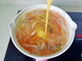 淋入鸡蛋液，等煮开再用铲子搅拌一下。