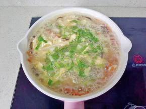 最后撒上油菜丁煮熟即可关火。