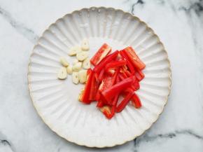 大蒜切片，红椒切条。